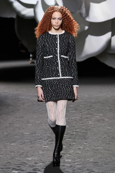 Look 16